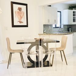 Mesa de Comedor Escultural Metálica + Sillas Acrílicas Transparentes – Estilo Diseñador