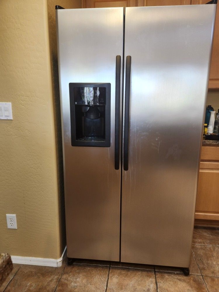 GE Refridgerator / Freezer with Smart Water Filter