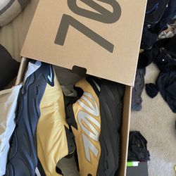 Yeezy 700 Honey flux 