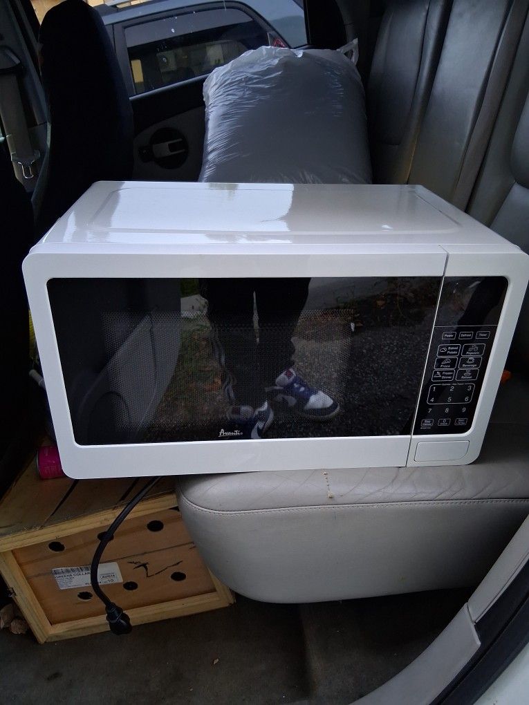 The Avanti 0.7 cu. ft. countertop microwave has the following external dimensions: approximately 10.25 in (height) × 17.75 in (width) × 13.5 in (depth