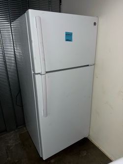 GE White Top Freezer Refridgerator