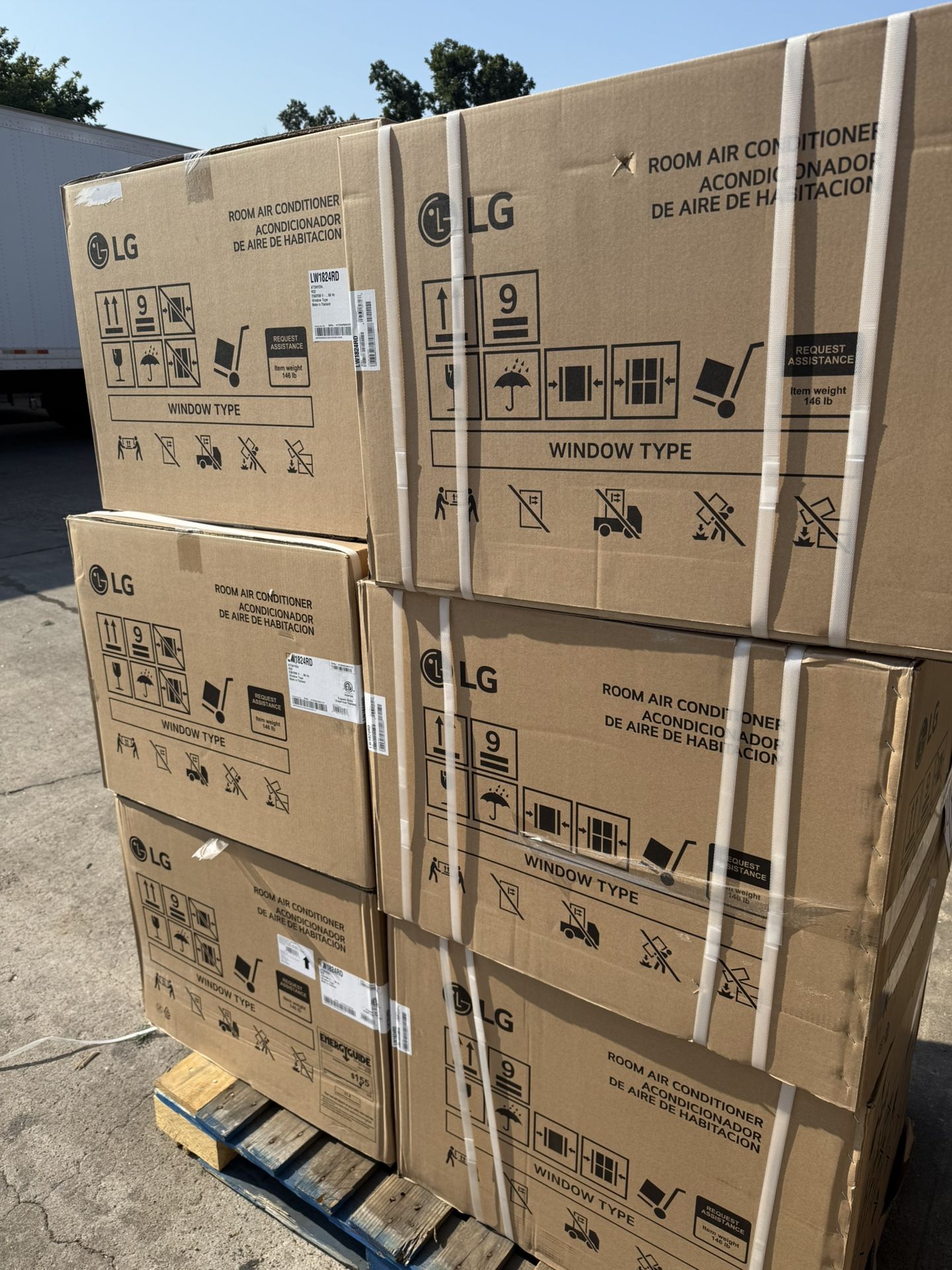 LG 18,000 BTU 208/230V Window Air Conditioner Cools 1,000 Sq. Ft. with Remote, Dehumidifier and in W