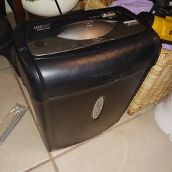 LIKE NEW PAPER SHREDDER FOR HOME HAS SAFTEY GUARD 10 FINAL PRICE