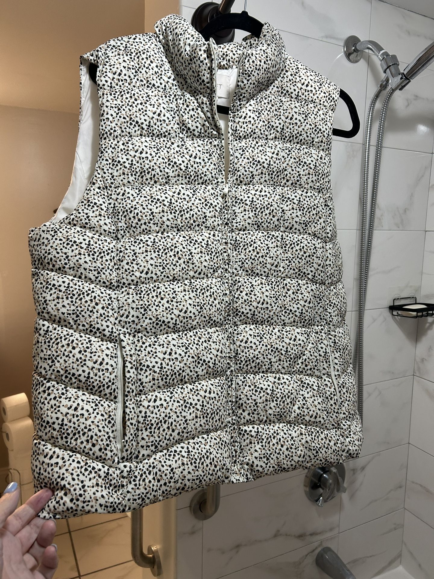 Woman’s Vest, White With Dots, Zip Up Closure And Two Side Pockets.Size X-Large