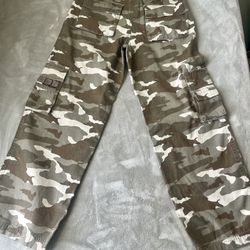 Vintage. Beige, khaki & Tan Cargo Camo Pants