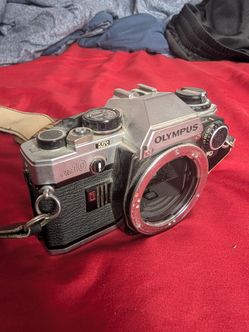 Olympus OM-10 35mm Film Camera w/ Vivitar 75-205mm 1:3.8 MC Macro Focusing Zoom