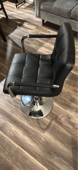 Adjustable bar stool. Silla de bar o oficina ajustable.