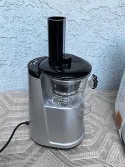 jc3000sv13 omega cold press 365 vertical masticating juicer, 3-stage auger, 120 watts, silver