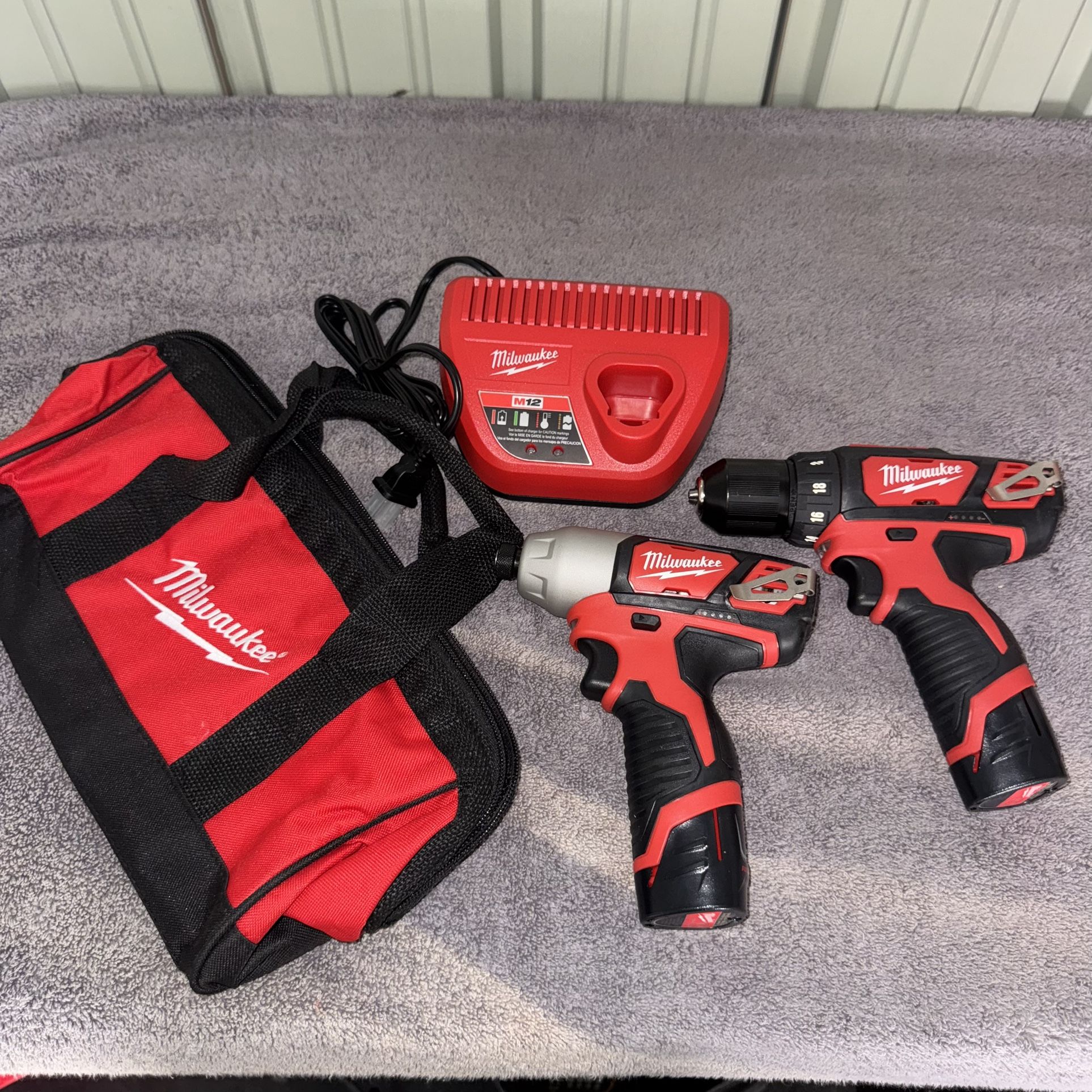 Milwaukee M12 12V Lithium-lon Cordless Drill Driver/Impact Driver Combo Kit with Two 1.5Ah Batteries, Charger and Bag (2-Tool)