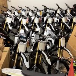 **Brand New Dirt Bike 125cc** - Adult size. - Kick Start. - Manual with Clutch. - 4 gears. - Mph 55-60 - Support up 450 lbs. - Alloy rims and suspensi