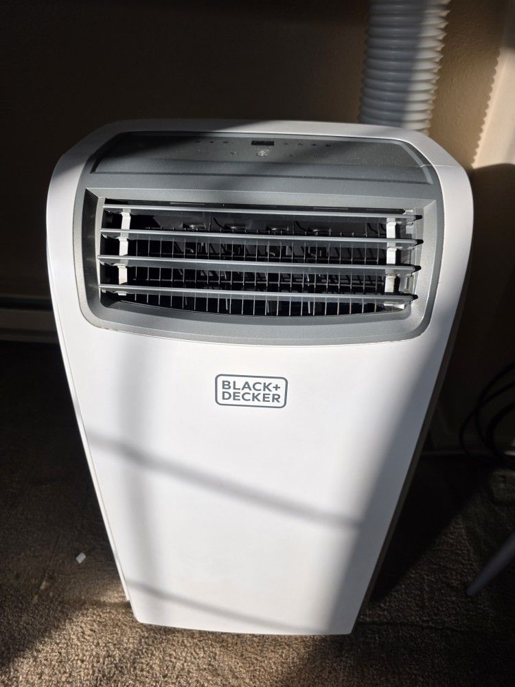 Portable Air Conditioner w/ Window Panel Black And Decker