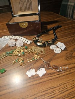 Vintage jewelery plus box