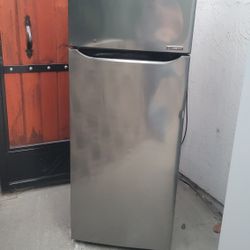 LG 24" REFRIGERATOR WITH ICE MAKER WORKS GREAT CAN DELIVER 