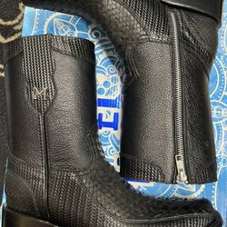 Half boot with zipper on the side size 9.5