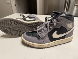 Jordan 1 Mid Women’s 5.5y