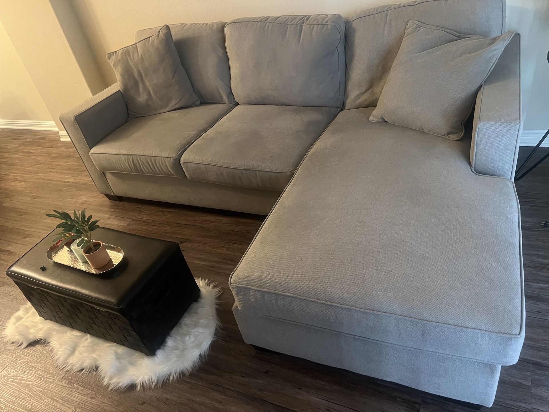 Couch With Reversible Chaise