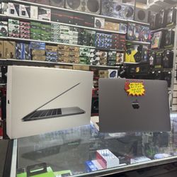 MACBOOK PRO 8GB 256 I5. 2017