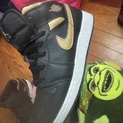 Jordan 1 Metallic Gold And Black 50-75$