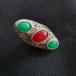For those who like antique. Old Tíbet Silver Inlaid Green Jade And Jade Red. Ajustable, Excelente condition. 