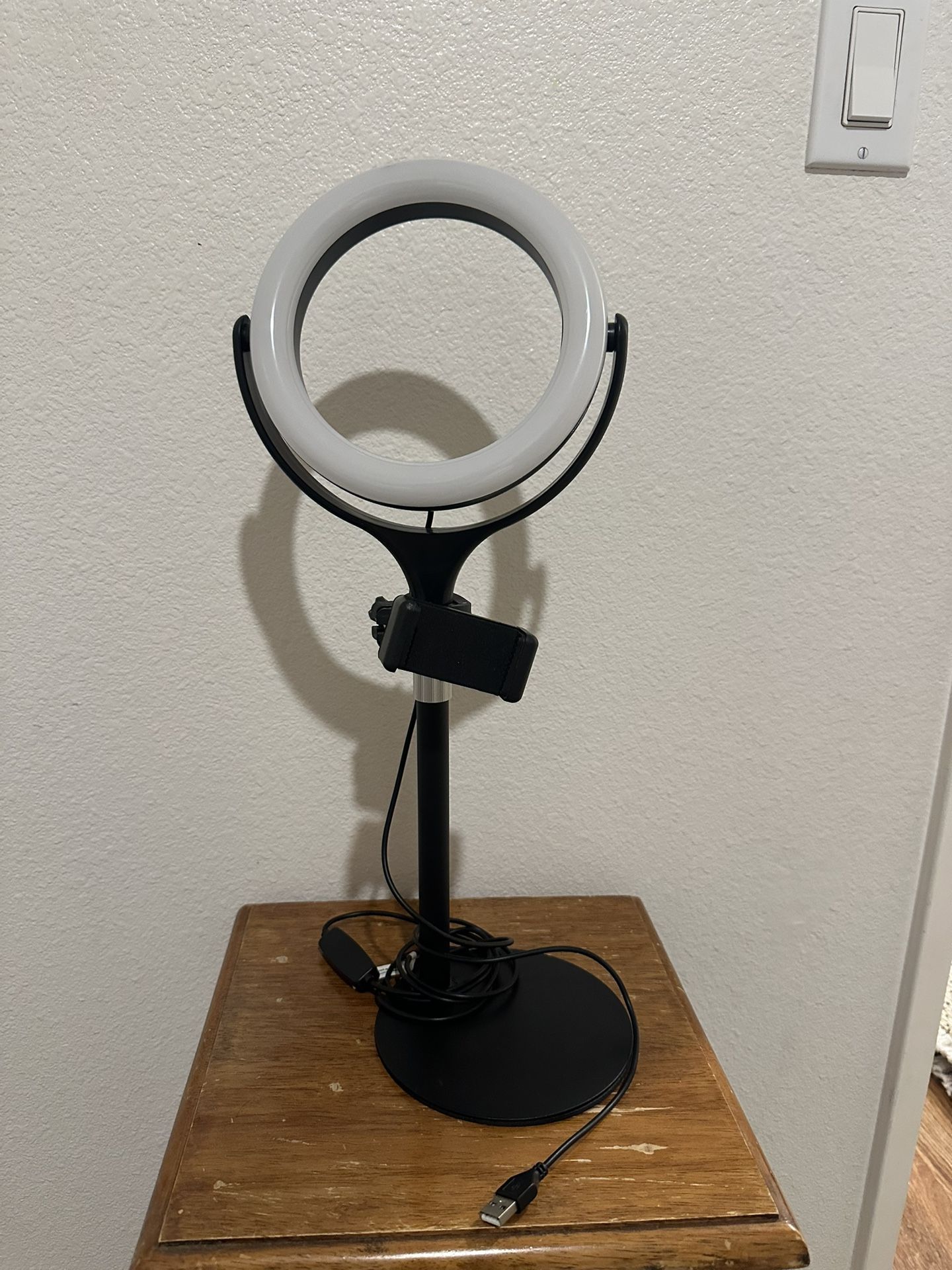 Desk top ring light