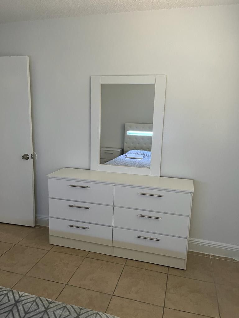 Dresser Whit Mirror *** Cómoda Con Espejo *** Brand New *** Fast Delivery