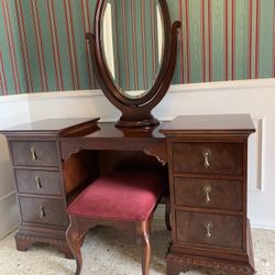 Beautiful, Traditional Vanity, Mirror, and Bench