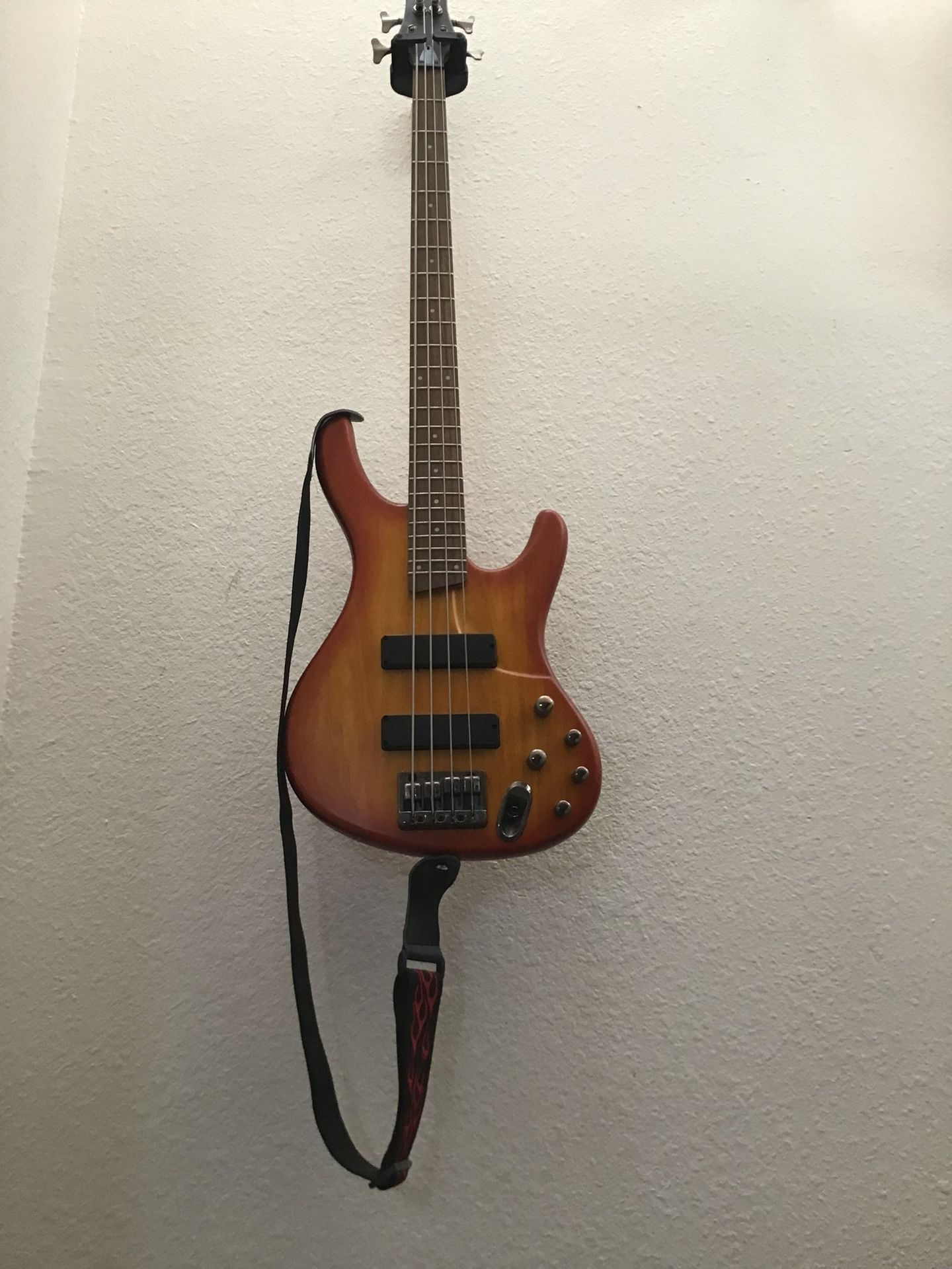 Ibanez EDB 700 4 STRING Bass Sunburst W Fender Rumble 25 Amp
