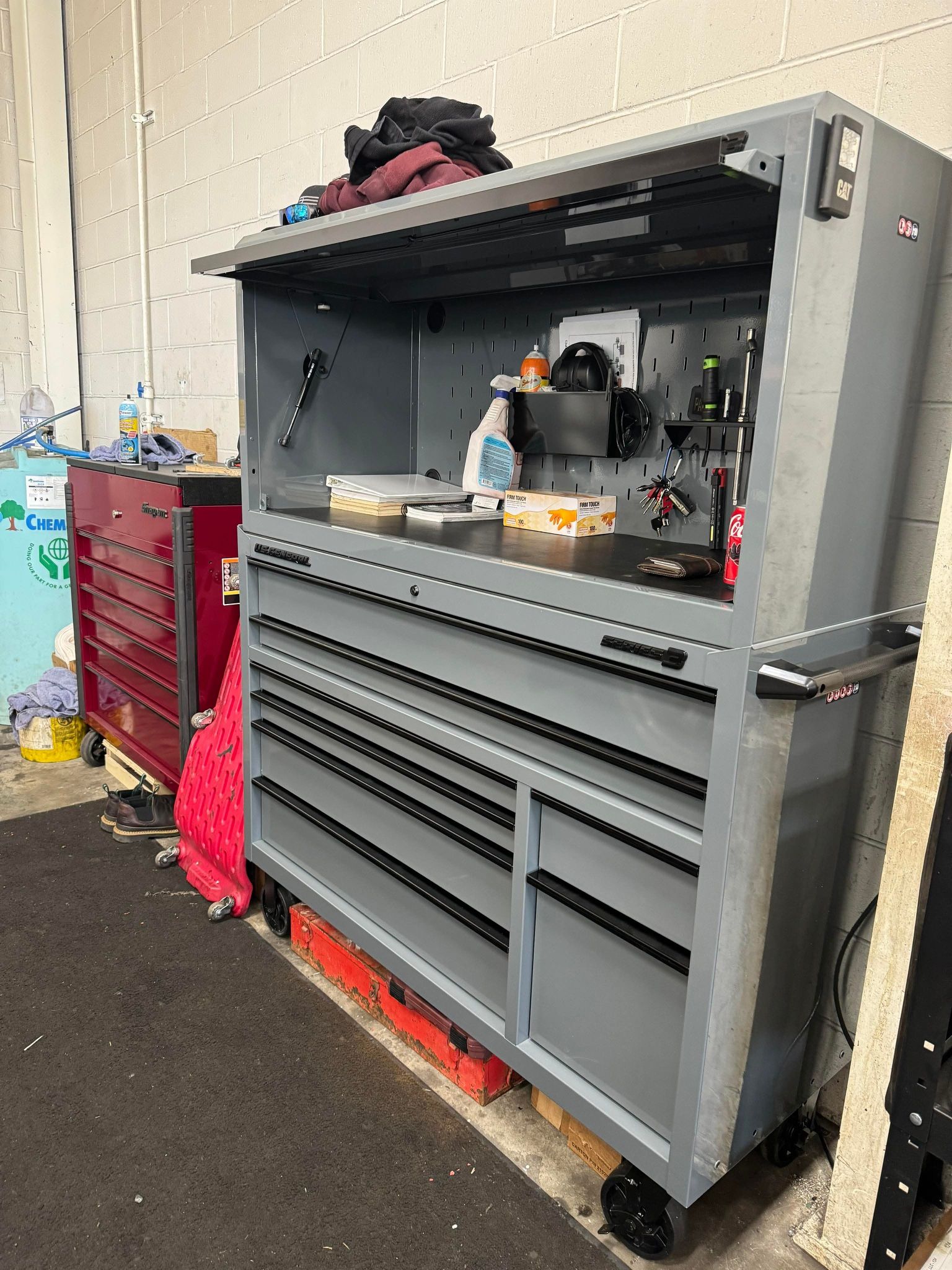 US General 56in Tool Box With Matching Hutch 