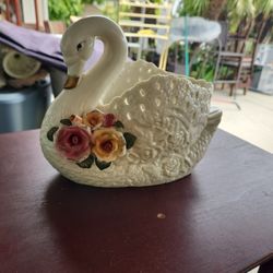 Ceramic Swan  5" Heigth  8" Length