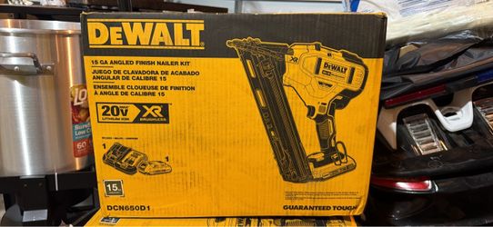 DeWalt 20V XR 15GA Angled Finish Nailer Kit