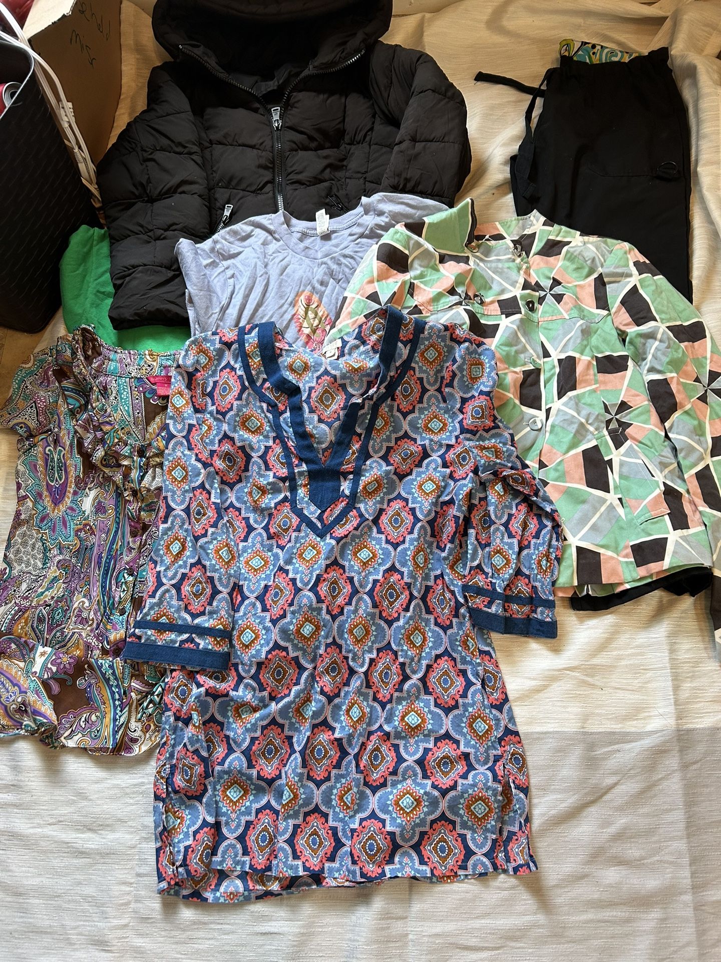 Women’s Medium Mixed 7pc Lot Coat Jacket Tees Blouse Tunic Pants To include: French Connection dress jacket Canvas tee Gildan tee Wear for Care scru