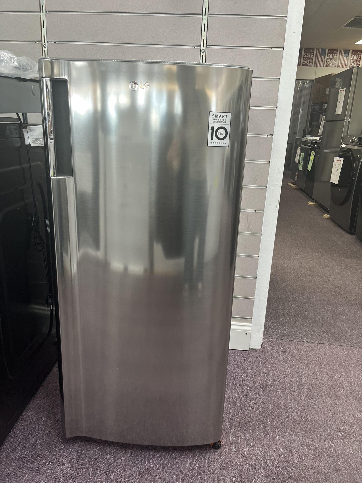  LG 5.79-cu ft Mini Fridge with Freezer ( Platinum Silver) ENERGY STAR