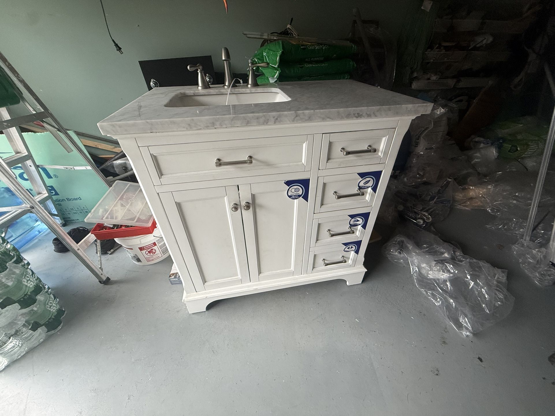 White 1 Inch Marble Sink With The Faucet For The Bathroom