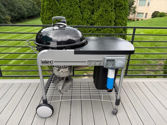 Weber Performer Deluxe 22” Charcoal Grill — Excellent Condition + Cover & Charcoal