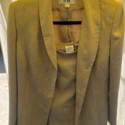 Le Suit Size Small Women’s Suit