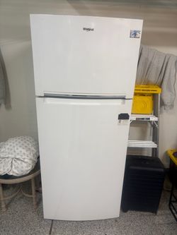 Whirlpool Top-Freezer Refrigerator White