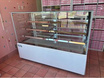 Avantco 70 7/8” White Bakery Display Case – Dry (Non-Refrigerated)