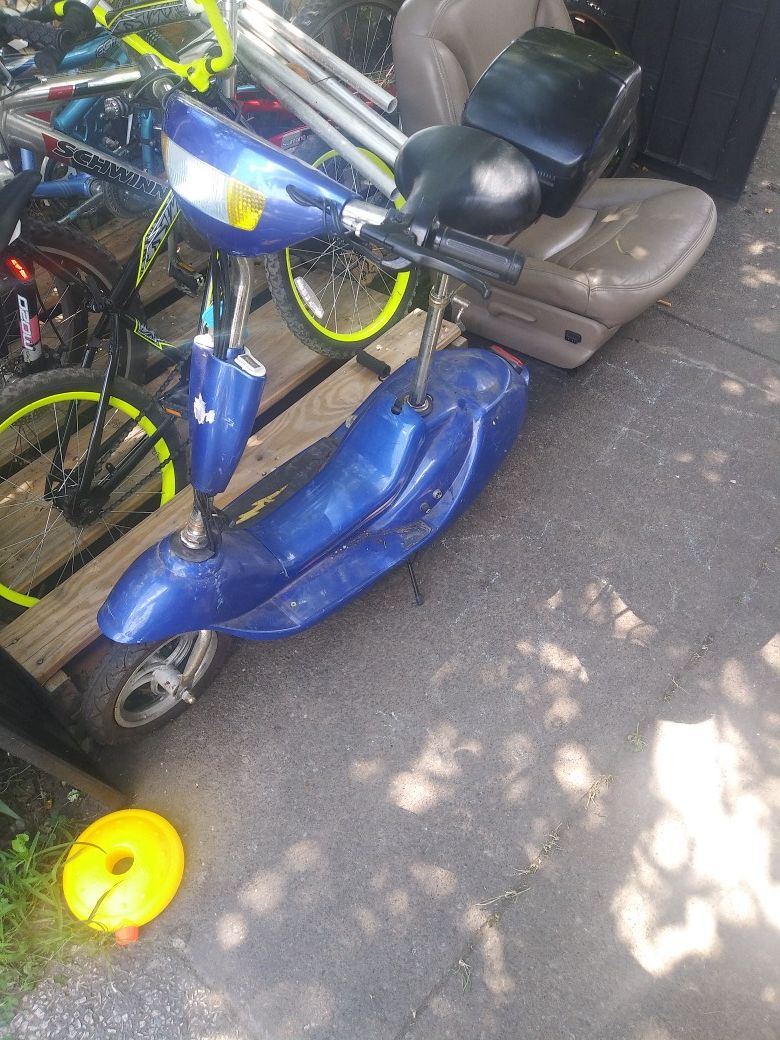 $60 Electric scooter *PICK-UP ONLY! I block bs from my page!