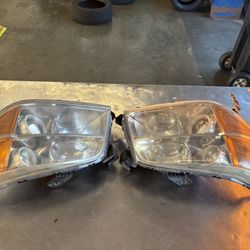 Both Front Headlight Assembly To Pilot 2008