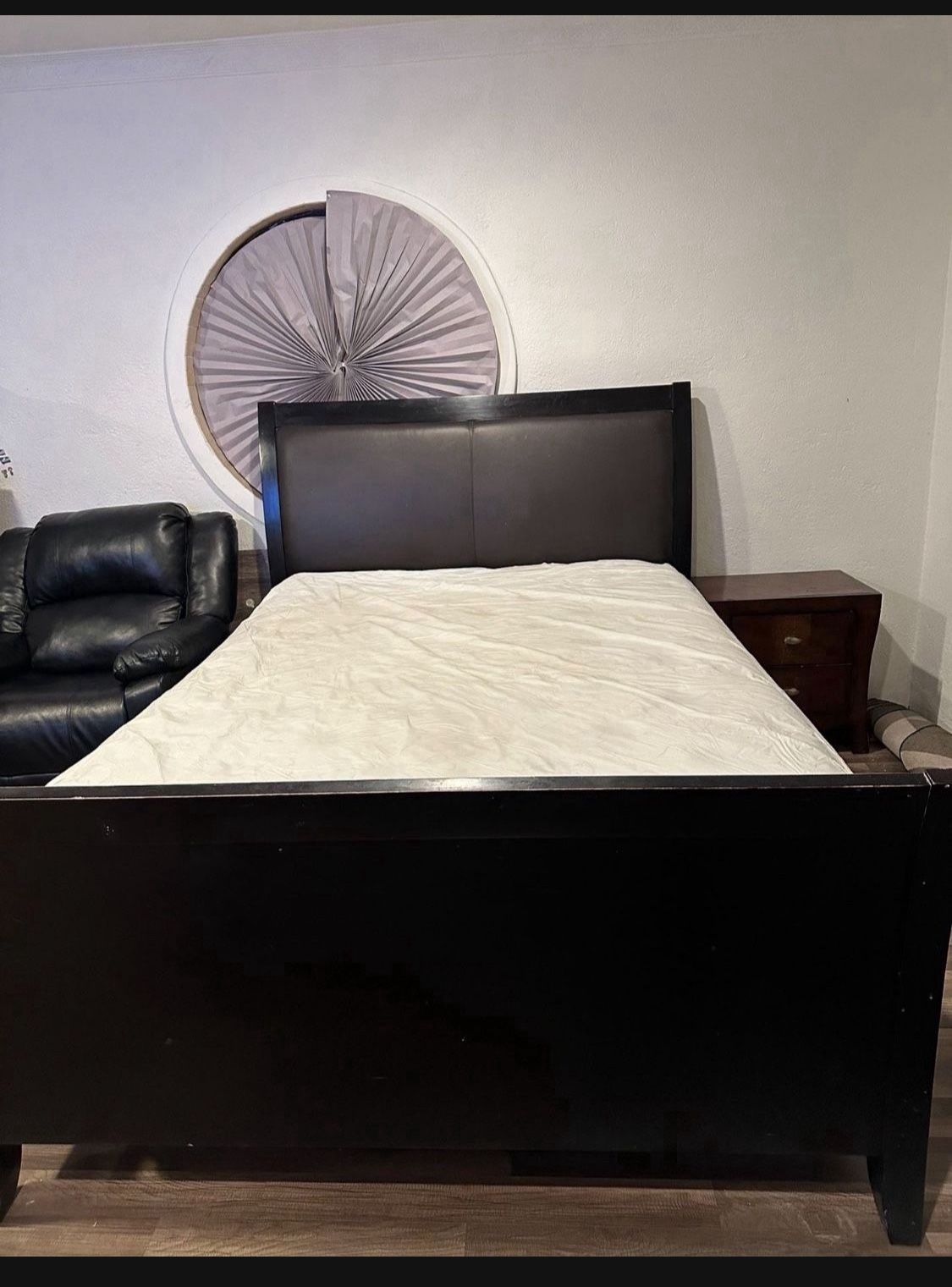 Queen Bed w/ 2 Dressers