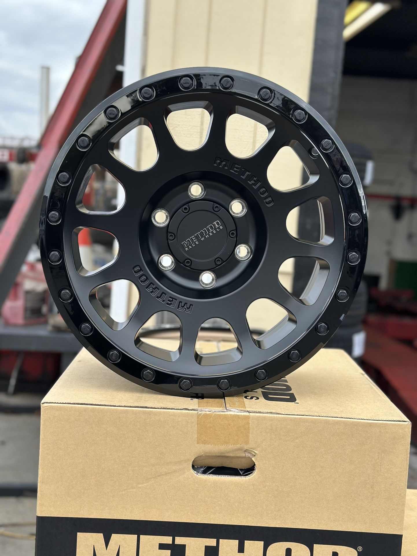 17” Method MR305 Double Black(Matte Black W/Gloss Black Lip) Wheels For Sale, We Finance