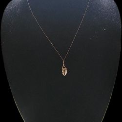 Elegant Gold Pendant Necklace