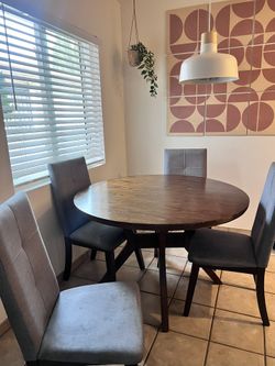 TABLE PICK UP IN HAWTHORNE