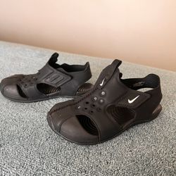 Kids Black Nike shoes size 8C