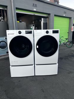 LG Side-by-Side Front Load Washer and  gas Dryer Set in White