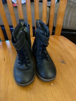 Kids size 8 girl boots