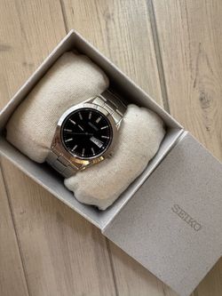 Seiko Silver Watch with Day/Date Display – Good Condition