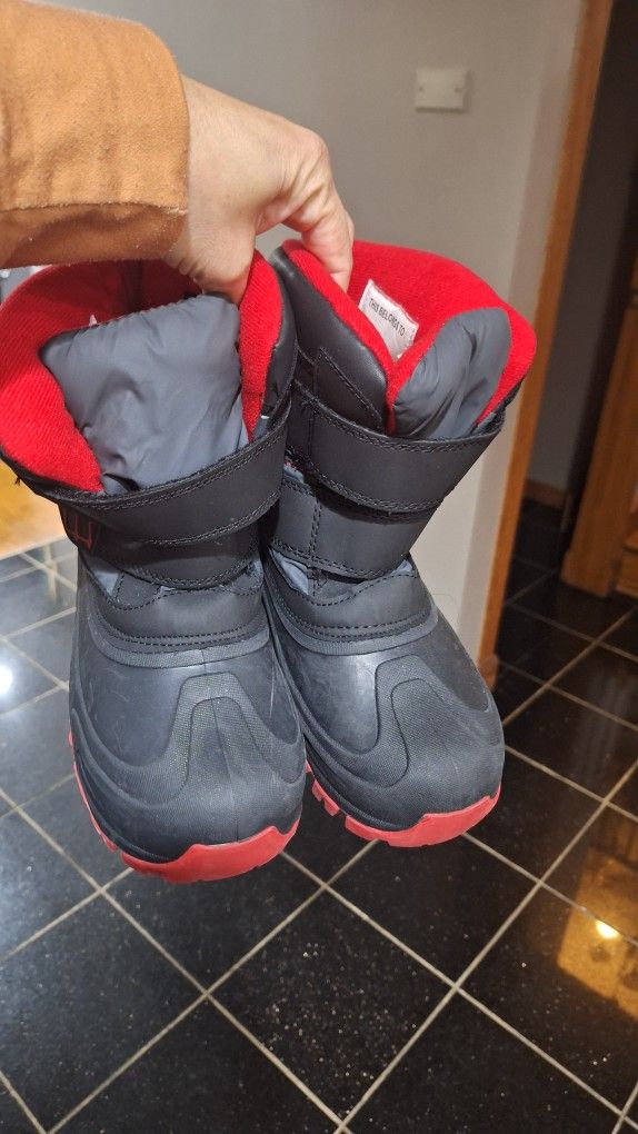 SNOW BOOTS SIZE 3 $10 KIDS 