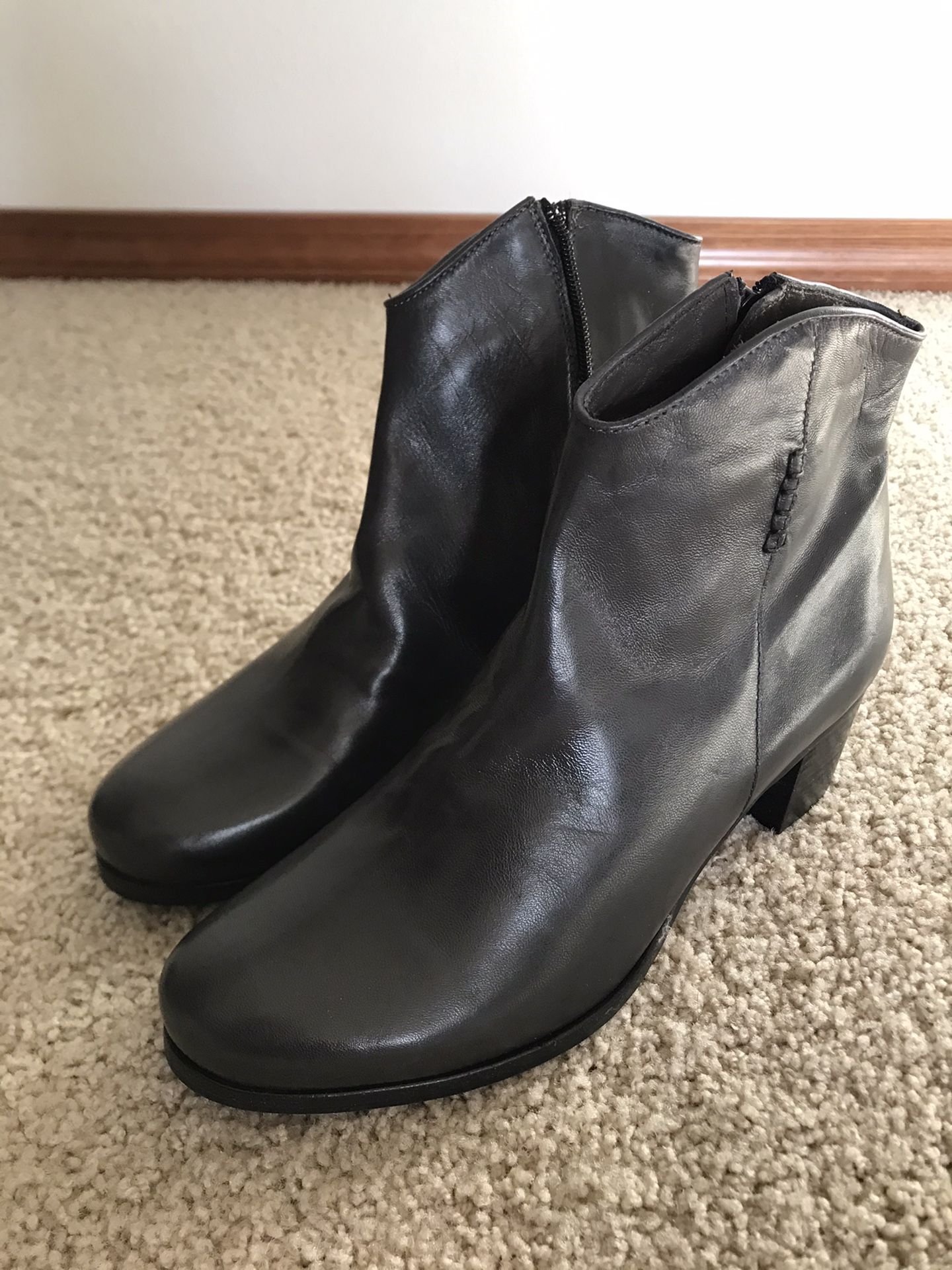 Italian Leather Women Boots - size 8