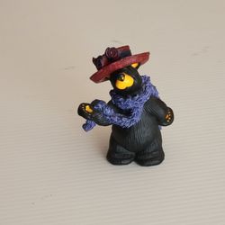 Vintage Bear Foots Bear in Red Hat and purple scarf Jeff Fleming. @2006.
It is 4.5" tall, weight 7oz plus shipping materials.
Pre-owned, perfect shape